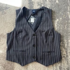 Striped button up Gap vest for sale🤍